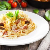 Спагетти карбонара с беконом и цыпленком